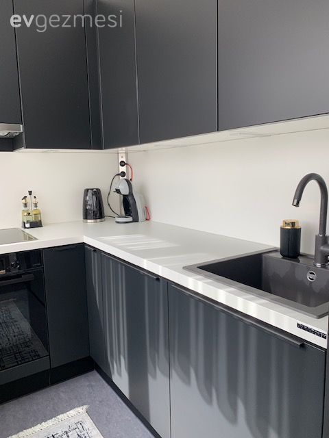 Mutfak, Beyaz, Siyah, Kulpsuz mutfak dolabı, Mutfak tezgahı, Mutfak tezgah arası, Tezgah arası seramik, Ankastre