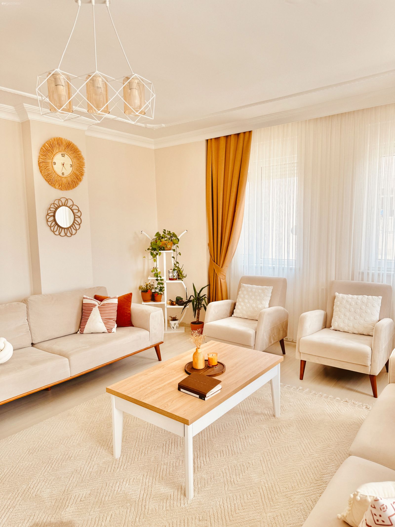 Salon, Bohem Dekorasyon, Krem, Bej, Hardal, Beyaz, Koltuk takımı, Berjer, Fon perde, Perde, Tül perde, Orta sehpa, Sehpa, Halı, Salon halısı, Duvar dekorasyonu, Dekoratif Objeler, Kırlent, Ev tekstili