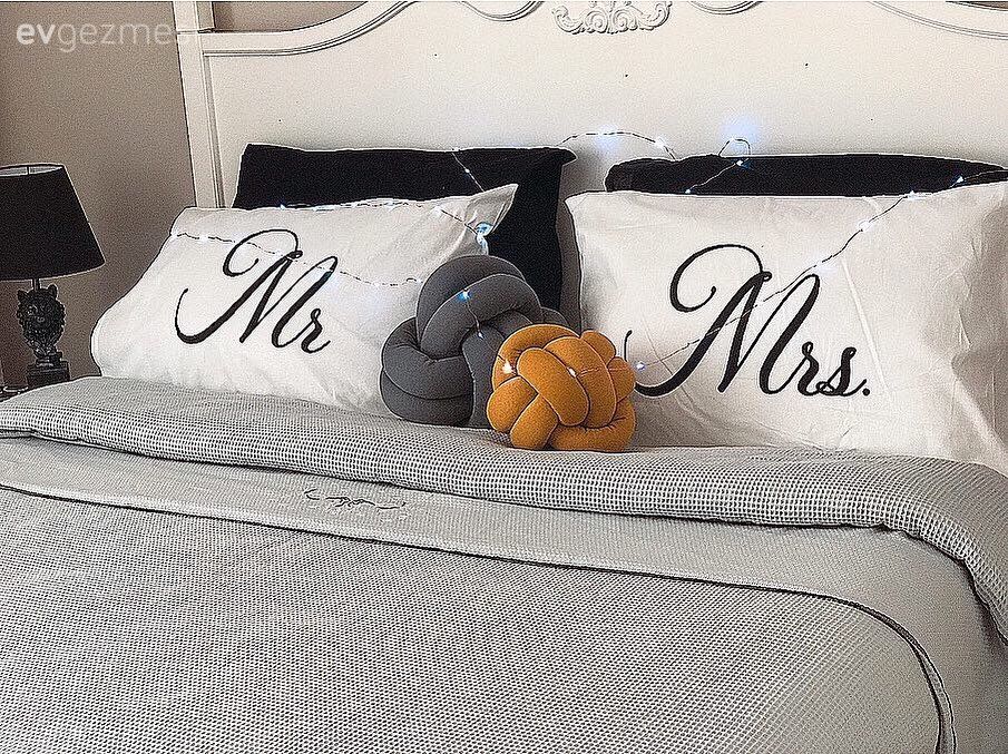 Yatak Odası, Beyaz, Yatak başlığı, Kırlent, Ev tekstili, Gri, Yatak örtüsü