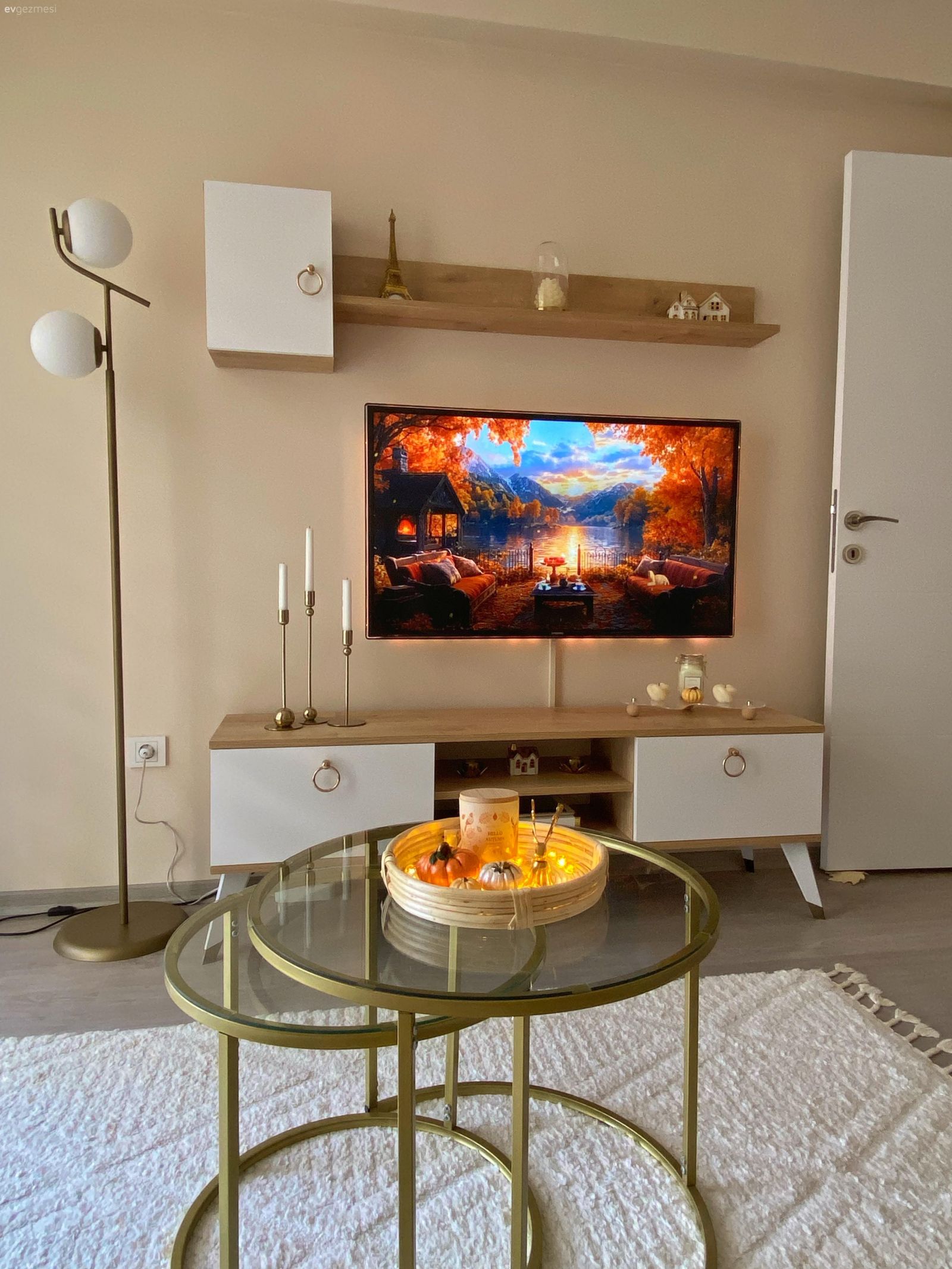 Beyaz, Tv ünitesi, Tv ünitesi aksesuarları, Ev Aksesuar, Cam orta sehpa, Orta sehpa, Halı, Lambader, Aydınlatma