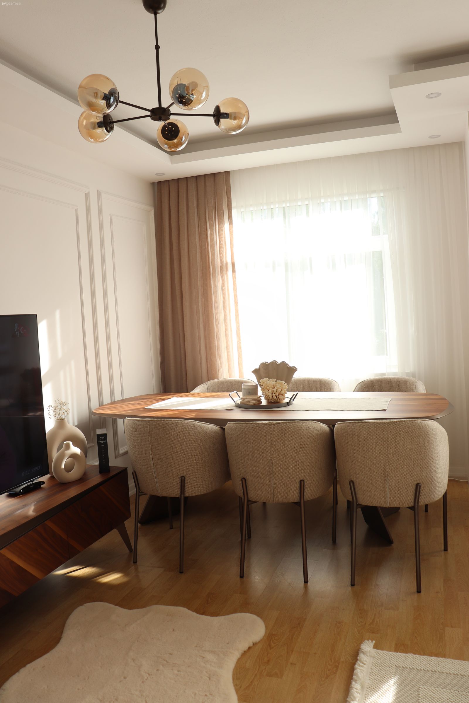 Yemek Odası, Modern, Krem, Vizon, Beyaz, Siyah, Duvar çıtalama, Sandalye, Yemek masası, Post halı, Halı, Tv ünitesi, Tv ünitesi aksesuarları, Ev Aksesuar, Avize, Aydınlatma