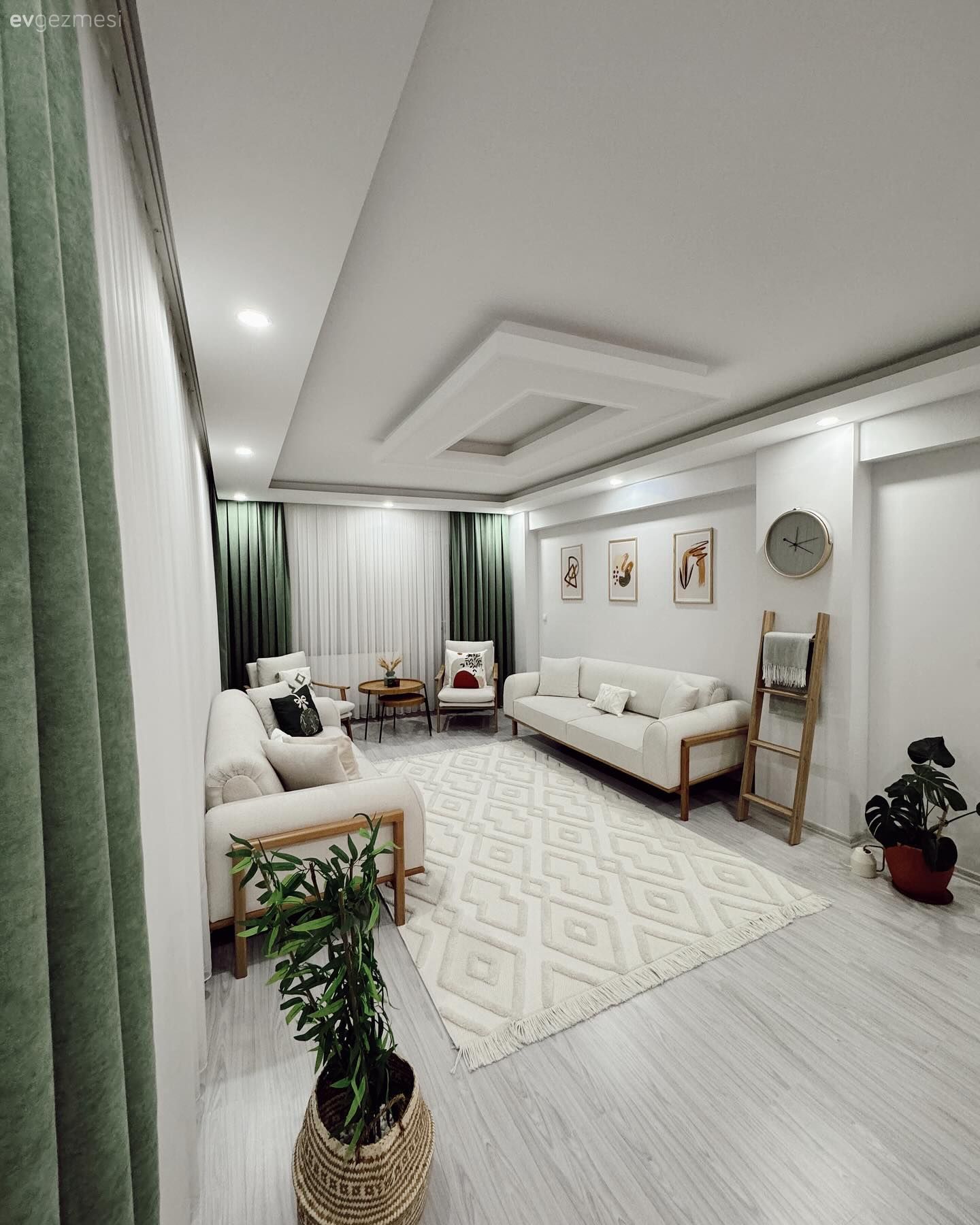 Salon, Bohem Dekorasyon, Yeşil, Beyaz, Koltuk takımı, Fon perde, Perde, Tül perde, Dekoratif Objeler, Halı, Salon halısı, Ev bitkisi, Led aydınlatma, Aydınlatma, Saksı, Beyaz halı, Duvar dekorasyonu, Ahşap Mobilya