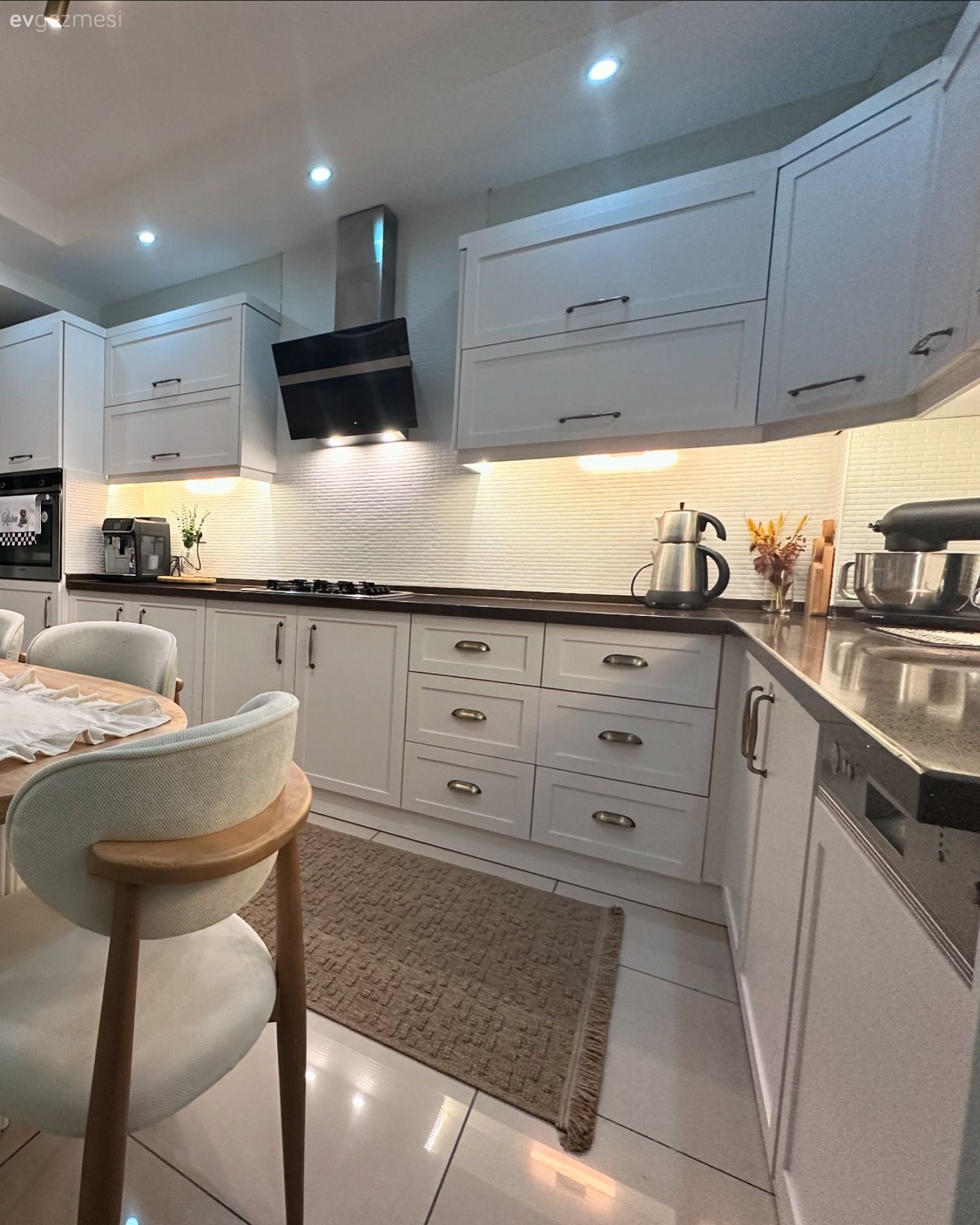 Mutfak, Modern, Modern mutfak, Beyaz, Siyah, Ahşap Mobilya, Mutfak tezgahı, Siyah tezgah, L-tipi mutfak, Mutfak masası, Mutfak sandalyesi, Mutfak halısı, Spot aydınlatma, Aydınlatma, Mutfak Avize Modelleri, Ankastre, Davlumbaz