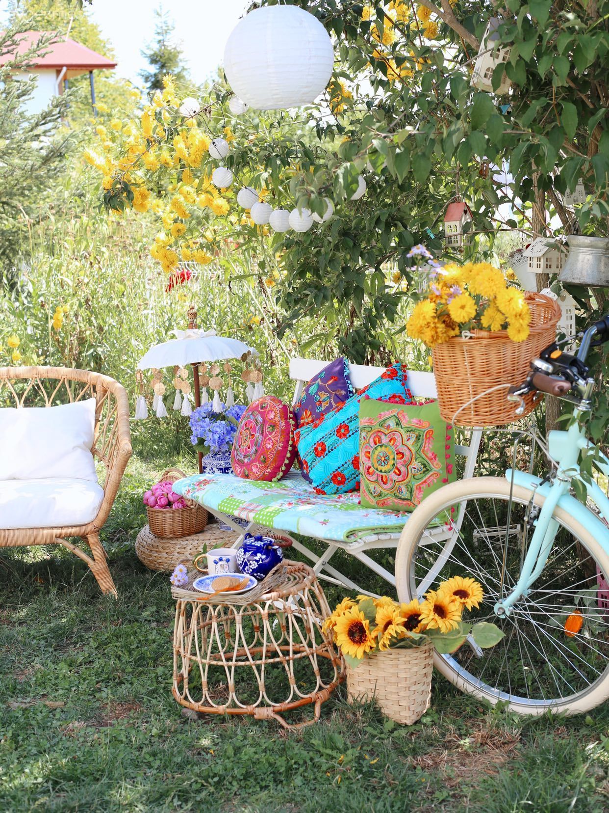 Bahçe, Beyaz, Mavi, Yeşil, Kırmızı, Hasır sandalye, Kırlent, Ev tekstili, Led aydınlatma, Aydınlatma, Çiçekler, Sarı