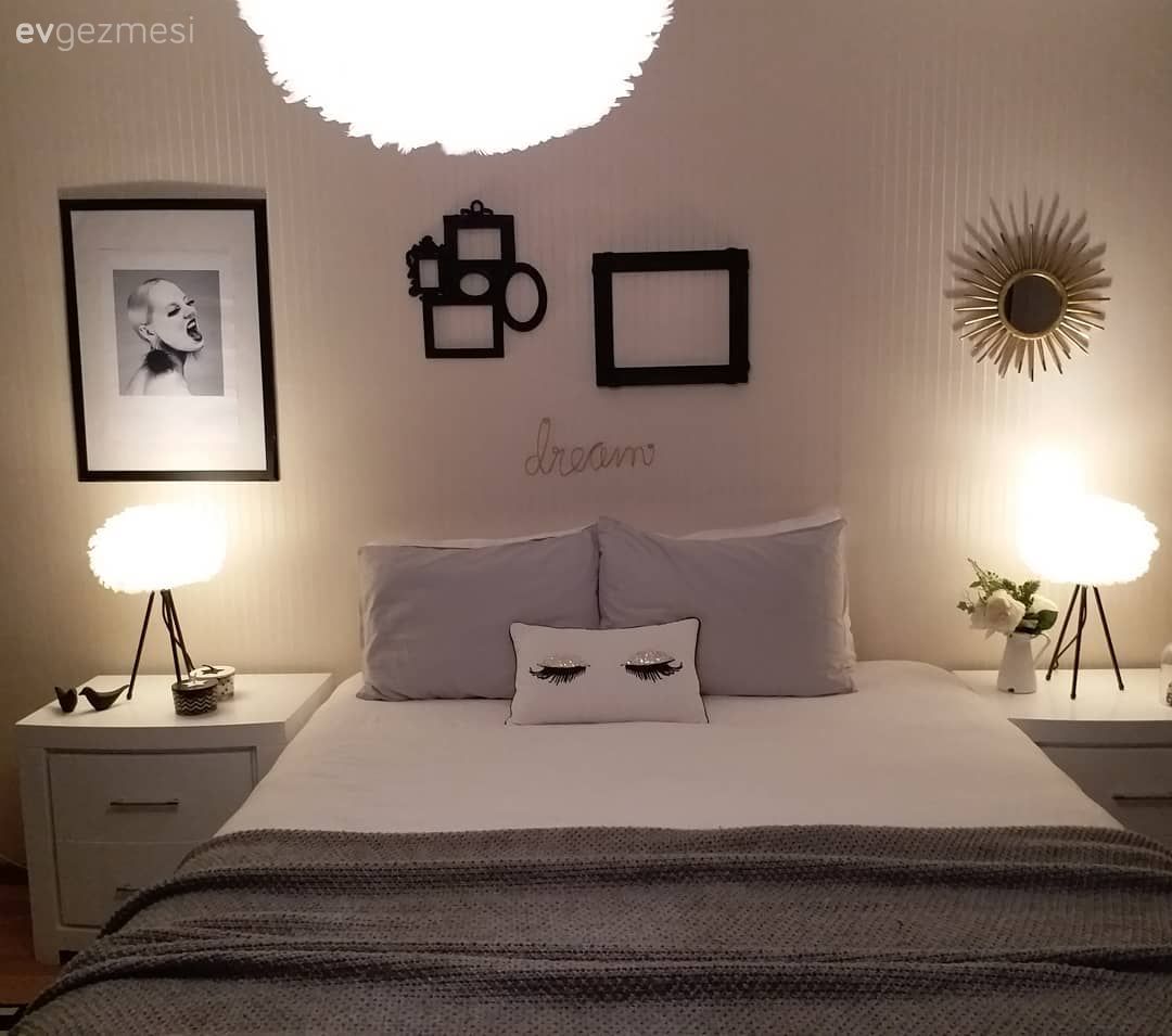Yatak Odası, Beyaz, Gri, İskandinav, Yatak örtüsü, Siyah, Yatak odası avizesi, Yatak odası duvar dekorasyonu, Tablo, Duvar dekorasyonu, Komodin, Abajur, Aydınlatma, Ayna