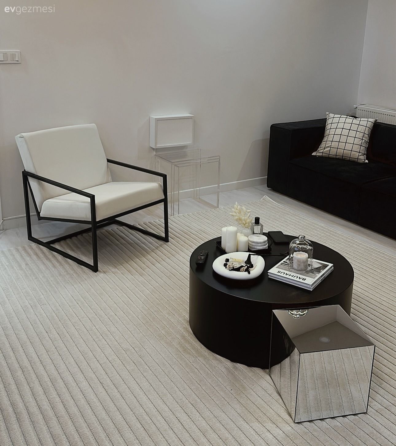 Bu Ankara Evinde Siyah, Beyaz ve Antrasit Uyumu Dekoru Ele Geçirmiş