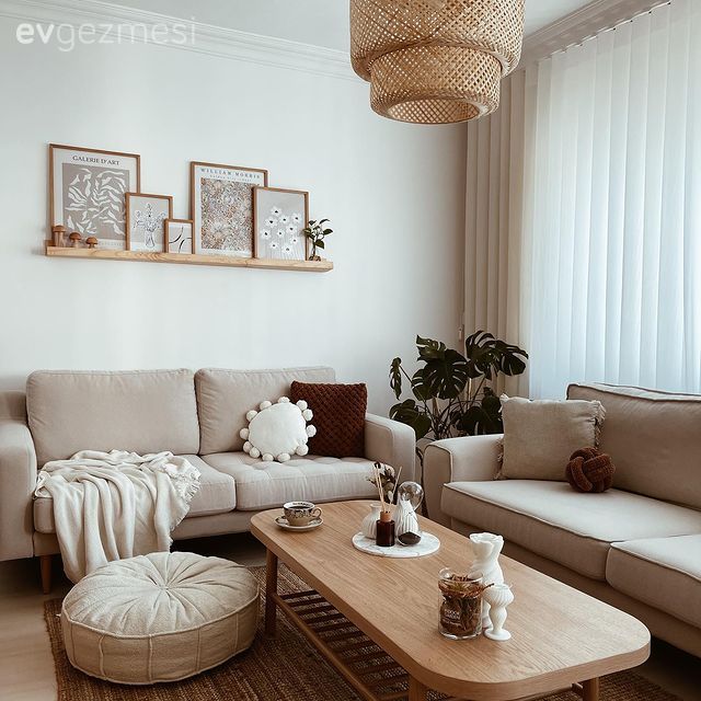 Salon, Krem, Vizon, Koltuk takımı, Çerçeve, Duvar dekorasyonu, Duvar rafı, Tül perde, Perde, Ev bitkisi, Kırlent, Ev tekstili, Orta sehpa, Sehpa, Puf, Hasır avize, Bej