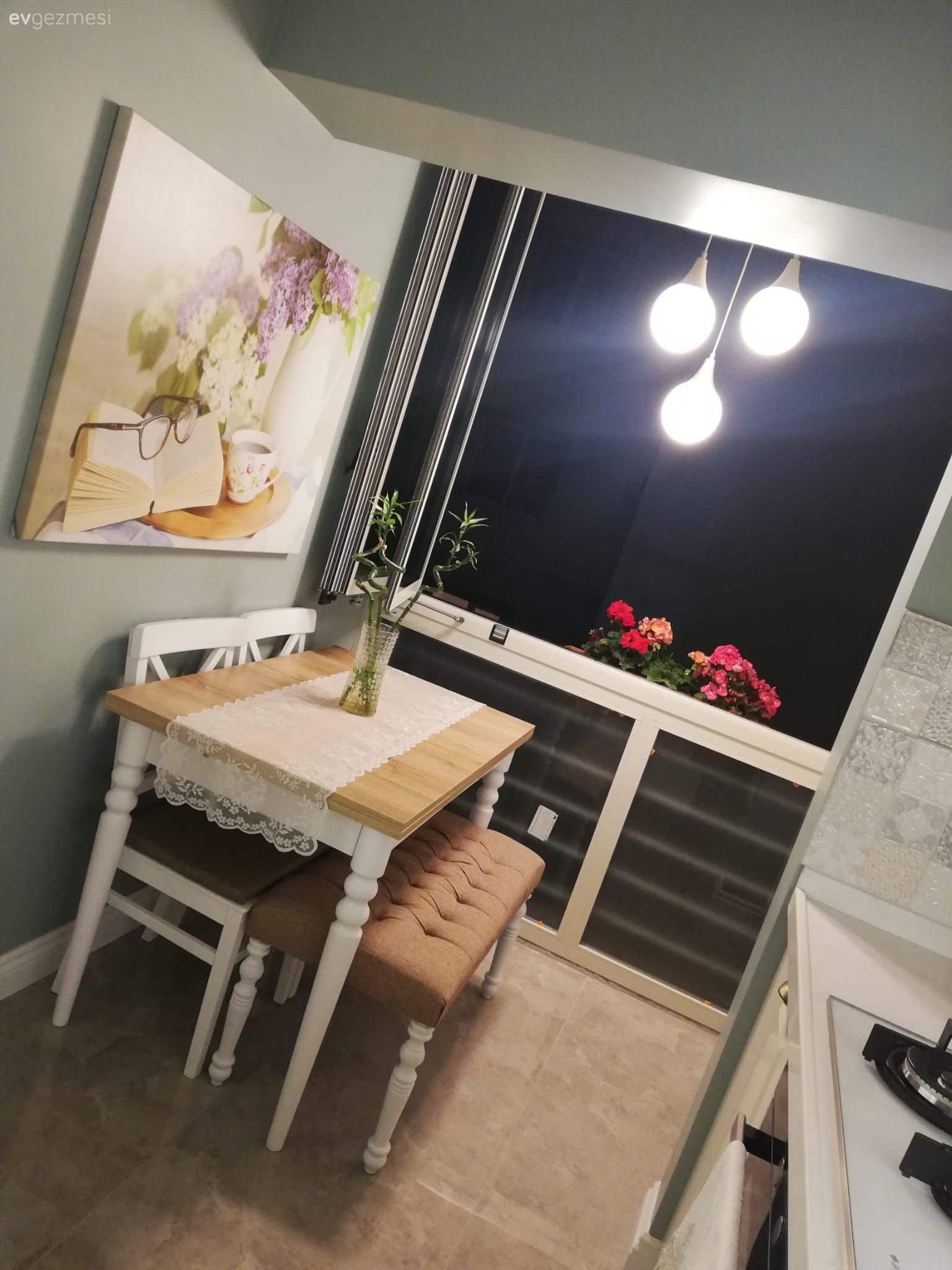 Mavi duvar, Tablo, Duvar dekorasyonu, Beyaz, Kahverengi, Bank, Sandalye, Ev bitkisi, Avize, Aydınlatma