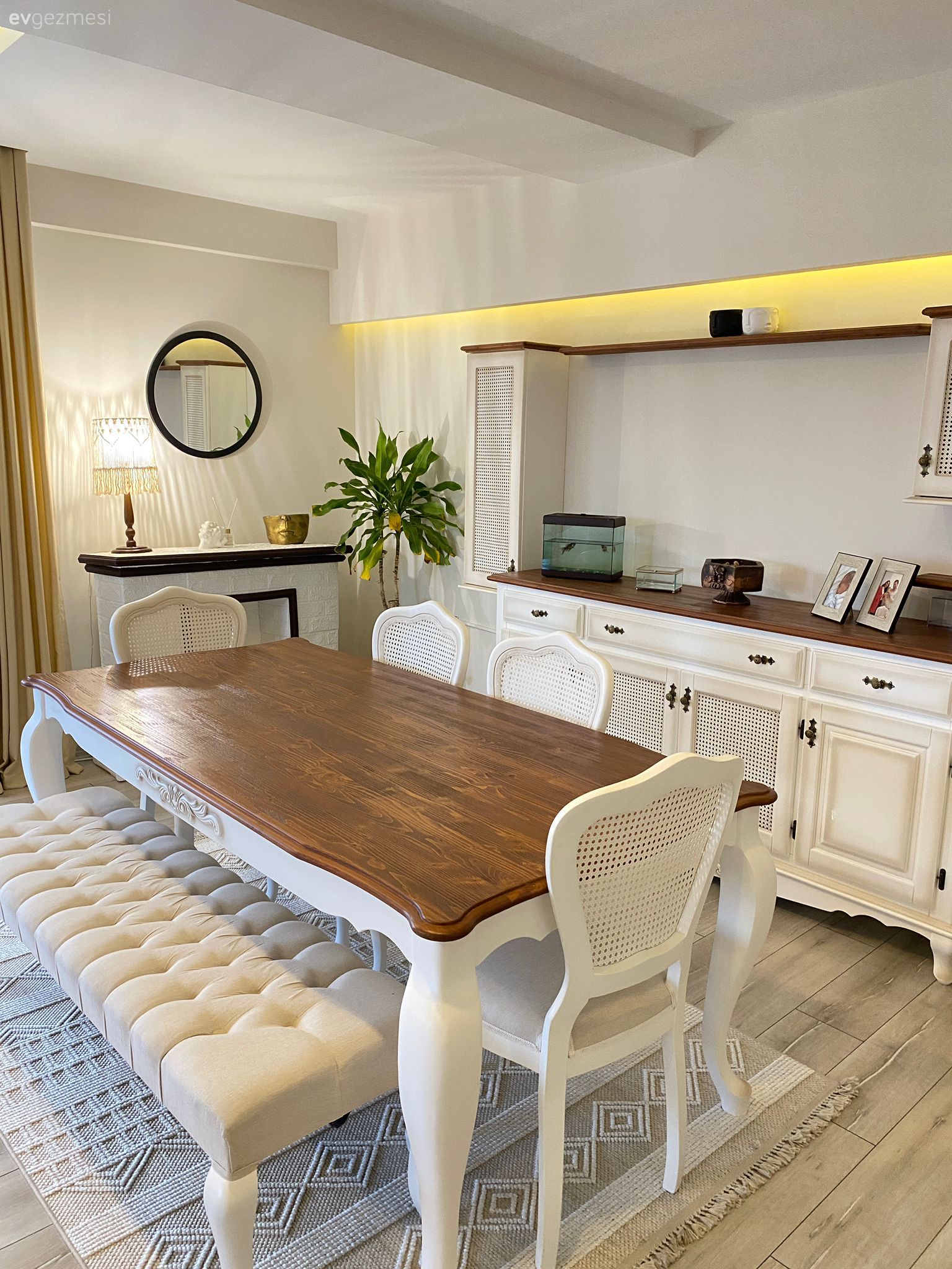 Country, Beyaz, Bej, Ahşap Mobilya, Konsol, Konsol üzeri dekoratif objeleri, Sandalye, Bank, Yemek masası, Şömine, Yuvarlak ayna, Dekoratif ayna, Ev bitkisi, Halı, Led aydınlatma, Aydınlatma, Yemek Odası