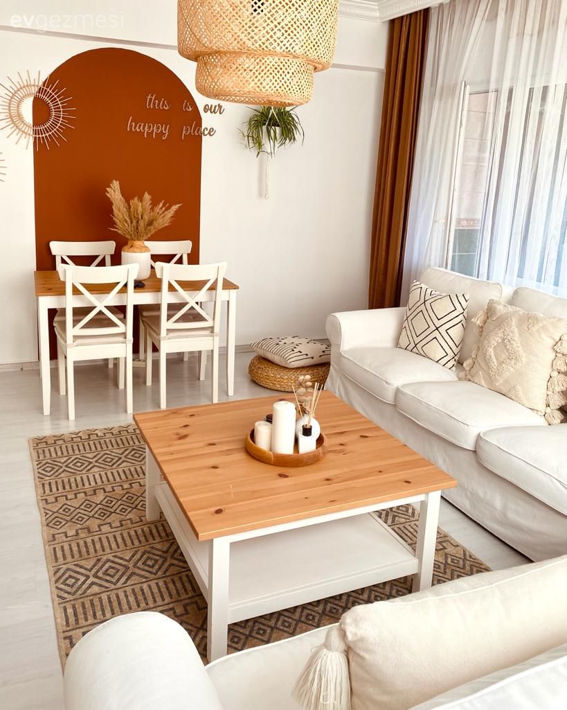 Salon, Bohem Dekorasyon, Beyaz, Turuncu, Koltuk takımı, Kırlent, Ev tekstili, Geometrik desen, Desenler, Orta sehpa, Sehpa, Mum, Halı, Yemek masası, Sandalye, Pampas otu, Turuncu duvar rengi, Hasır avize, Fon perde, Perde, Tül perde