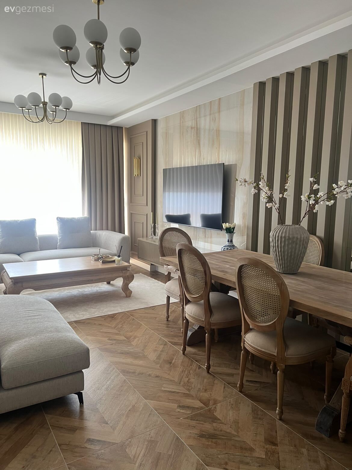 Salon, İskandinav, Beyaz, Ahşap Mobilya, Krem, Bej, Koltuk takımı, Beyaz koltuk, Orta sehpa, Sehpa, Duvar dekorasyonu, Ahşap panel, Parke, Sandalye, Yemek masası, Avize, Aydınlatma, Salon avizesi, Tv ünitesi, Tv ünitesi aksesuarları, Ev Aksesuar, Köşe koltuk