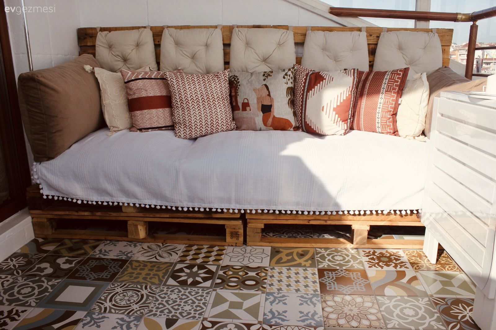 Teras, Beyaz, Zemin seramikleri, Kırlent, Ev tekstili