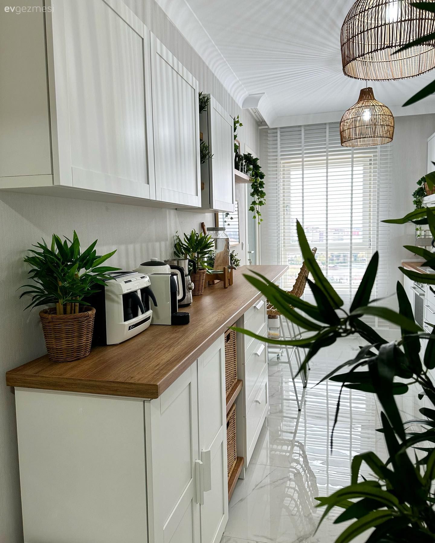 Mutfak, İskandinav, Koridor tipi mutfak, Beyaz ve ahşap mutfak, Ahşap mutfak tezgahı, Mutfak tezgahı, Kahve köşesi, Bar masa & sandalyeleri, Hasır sandalye, Mutfak Avize Modelleri, Jaluzi, Beyaz, Ev bitkisi