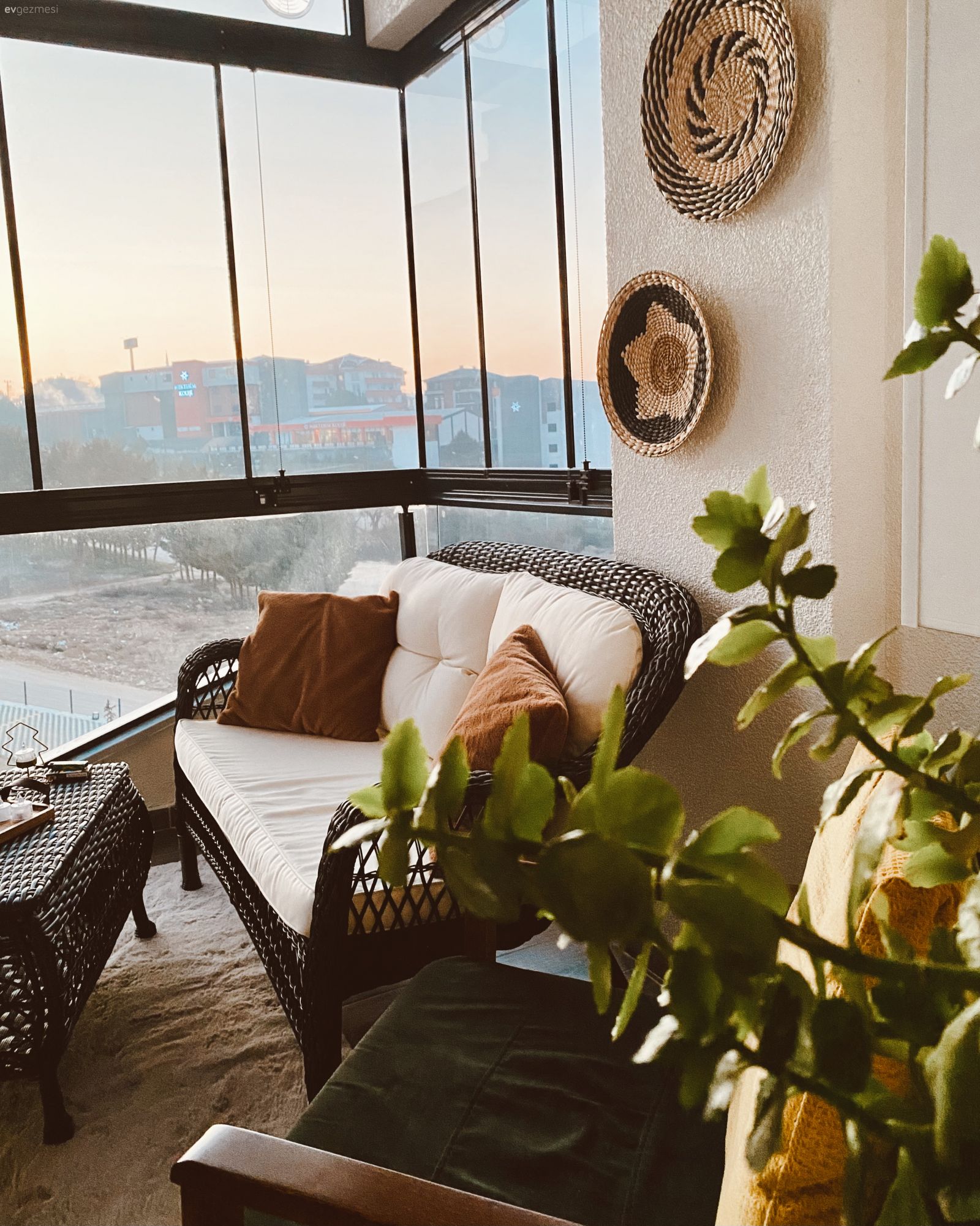 Bu İskandinav Evde Kahverengi ve Beyaz Uyumu Hakim