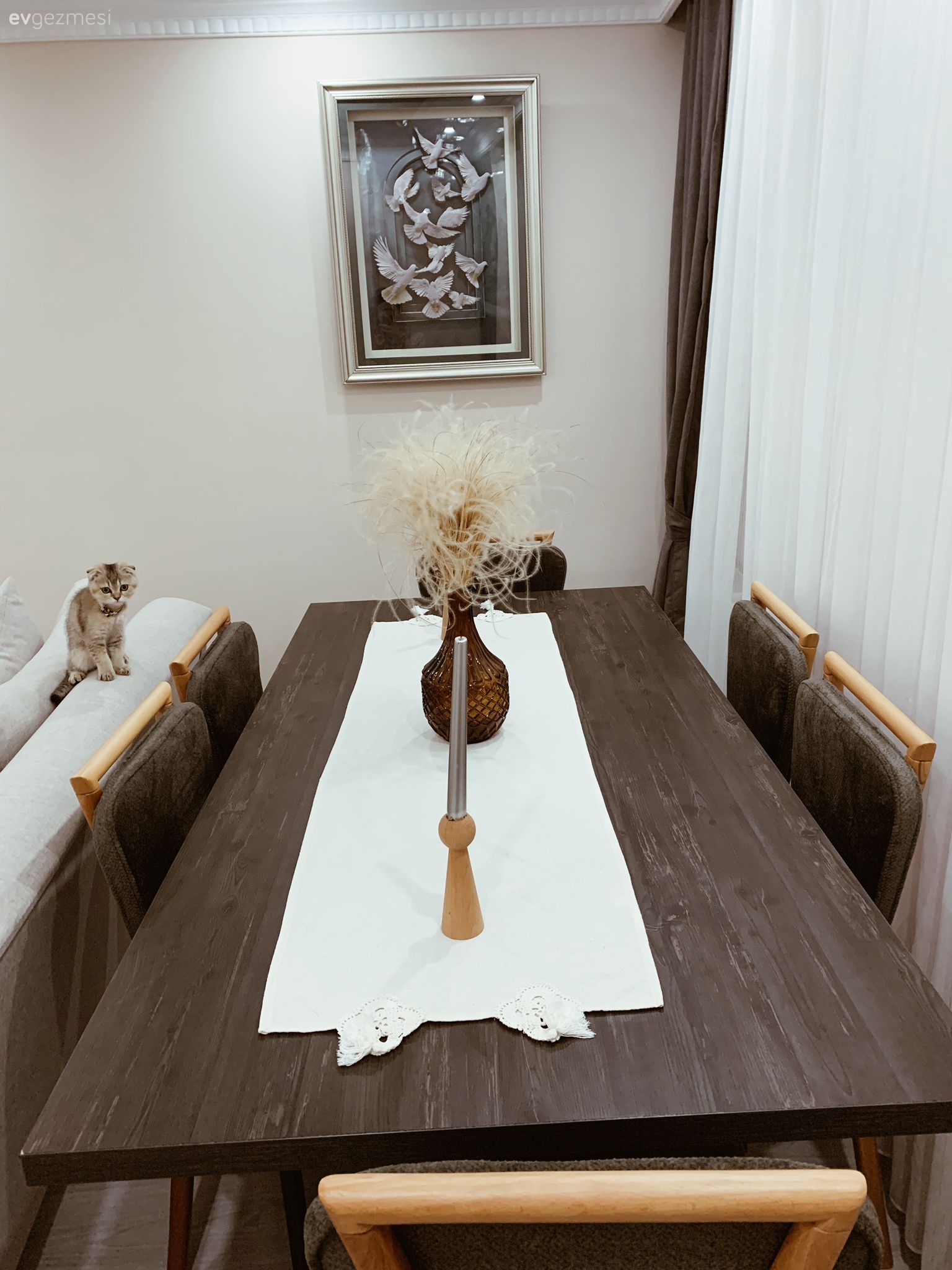 Tül perde, Perde, Fon perde, Sandalye, Yemek masası, Tablo, Duvar dekorasyonu