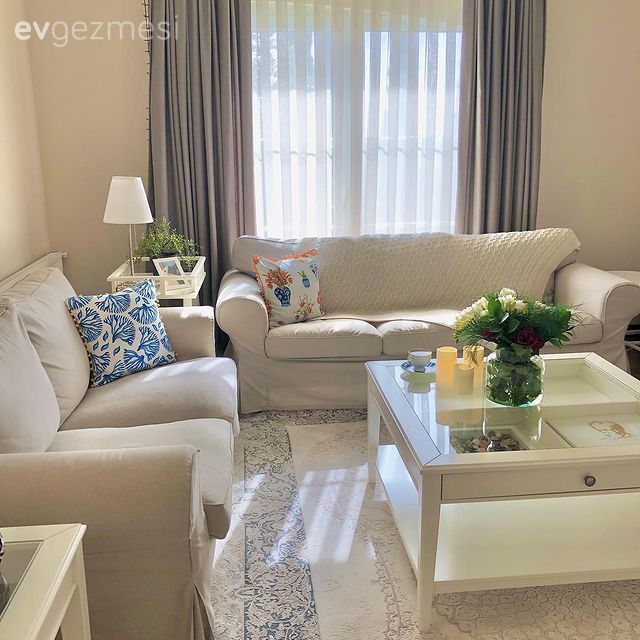 Oturma Odası, Country, Beyaz, Bej, Koltuk takımı, Orta sehpa, Sehpa, Kırlent, Ev tekstili, Mavi, Fon perde, Perde, Tül perde, Abajur, Aydınlatma, Desenler, Halı