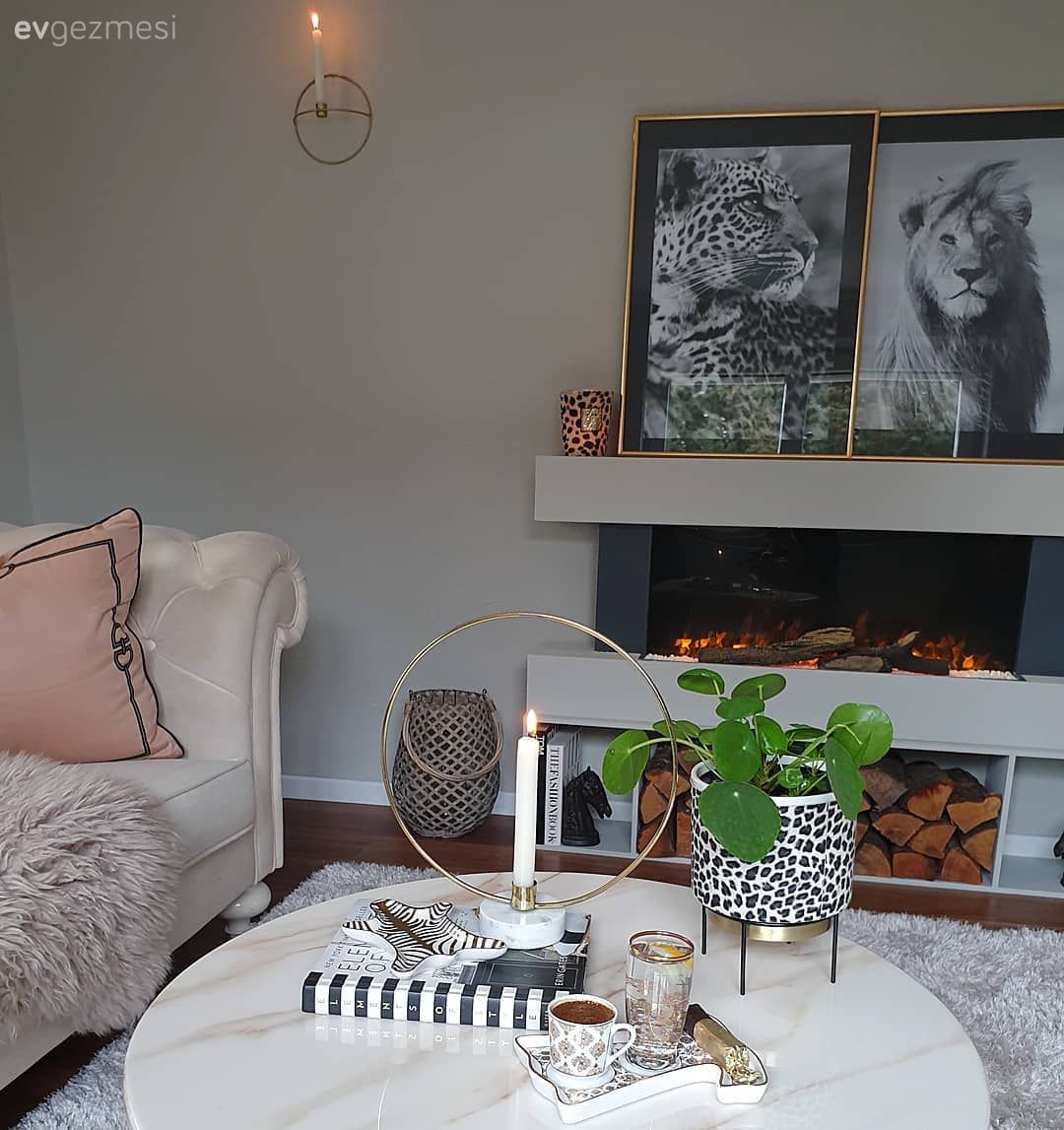 Salon, Bej, Beyaz, Gri, Şömine, Kırlent, Ev tekstili, Orta sehpa, Sehpa, Sehpa üstü aksesuarı, Ev Aksesuar, Tablo, Duvar dekorasyonu, Aydınlatma, Şamdan