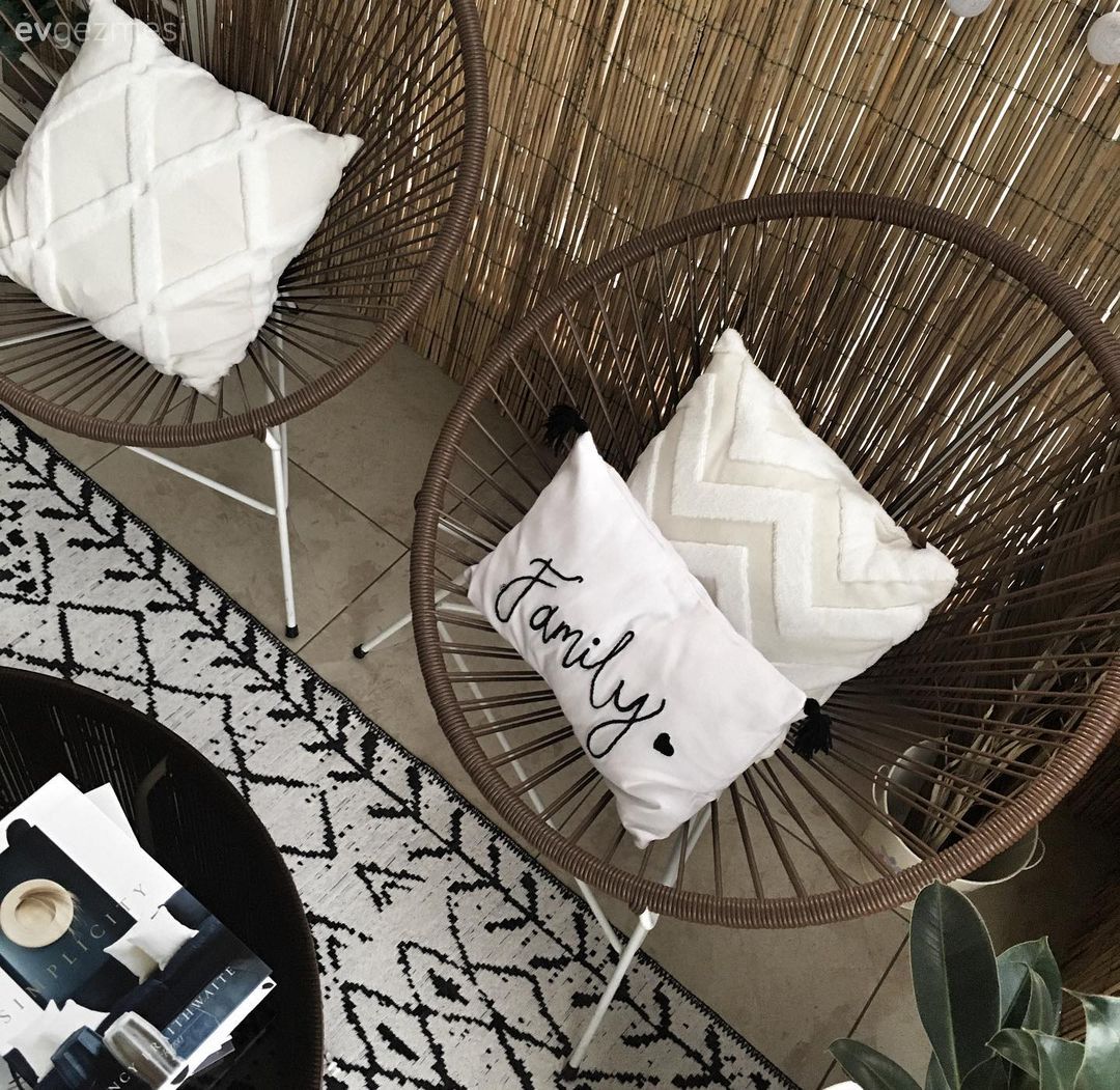 Balkon, Kahverengi, Bohem Dekorasyon, Hasır, Balkon masası, Sandalye, Balkon halısı, Saksı, Kırlent, Ev tekstili, Ev bitkisi