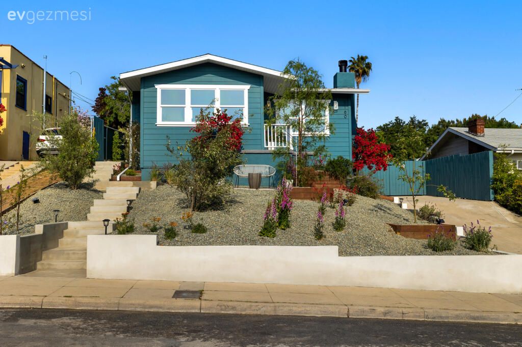 100 M2'lik Bu Mavi Evin İçinde Alkışlanacak Birçok Fikir Var