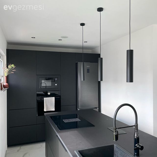 Mutfak, Modern, Beyaz, Siyah, Sarkıt, Aydınlatma, Mutfak zemin seramikleri, Ada mutfak, Kulpsuz mutfak dolabı, Ankastre