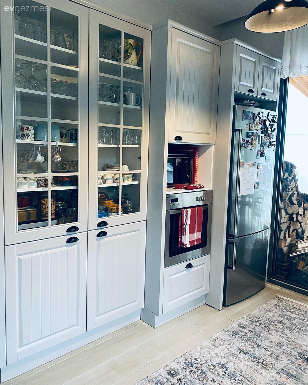 Mutfak, Beyaz, Shaker kapaklı dolaplar, Mutfak aksesuarları, Sarkıt, Aydınlatma, Halı, Mutfak halısı