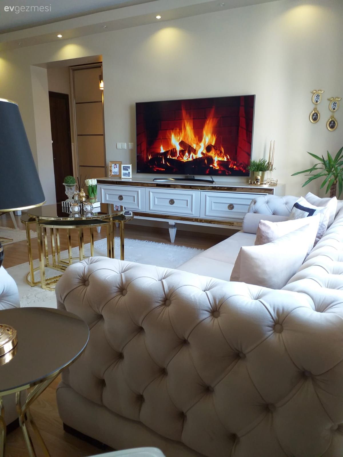 Salon, Art deko, Krem, Beyaz, Gümüş, Koltuk takımı, Orta sehpa, Sehpa, Metal ayaklı sehpa, Aynalı mobilya, Ayna, Kapitoneli koltuk, Avize, Aydınlatma, Salon avizesi, Kristal aksesuarlar, Duvar dekorasyonu, Ayna çerçeve, Aynalı aksesuar, Halı, Salon halısı, Altın, Tv ünitesi, Şamdan, Ev Aksesuar