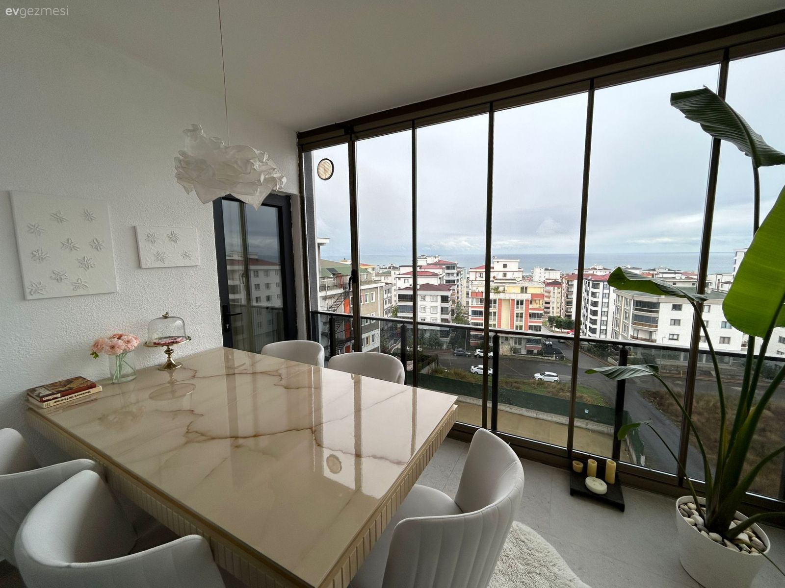 Balkon, Kapalı balkon, Beyaz, Krem, Balkon masası, Ev bitkisi, Balkon avizesi, Balkon duvar dekorasyonu