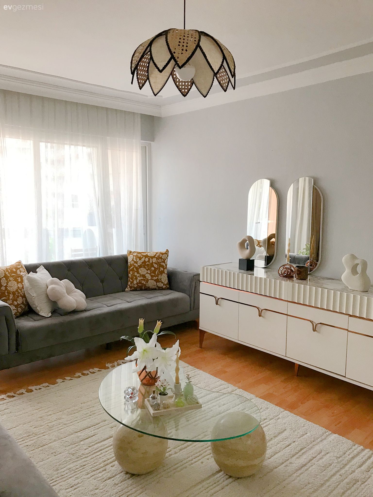 Salon, Modern, İskandinav, Gri, Beyaz, Koltuk takımı, Konsol, Konsol üzeri dekoratif objeleri, Ayna, Halı, Salon halısı, Cam orta sehpa, Orta sehpa, Lambader, Aydınlatma, Hasır, Kırlent, Ev tekstili, Hasır avize
