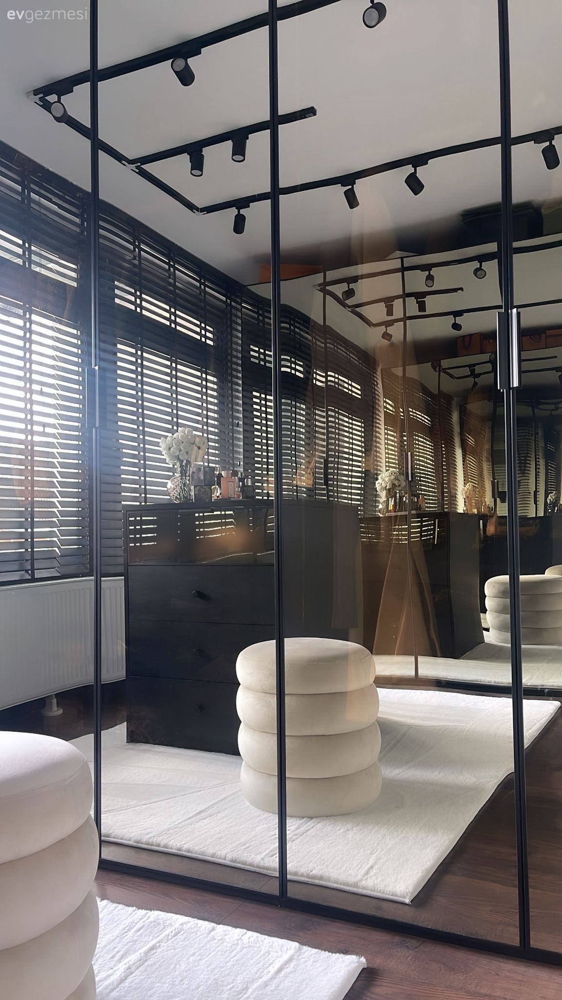 Bu Sade Evde Kalite Algısı Sağlayan Tamamlayıcılar Tercih Edilmiş!