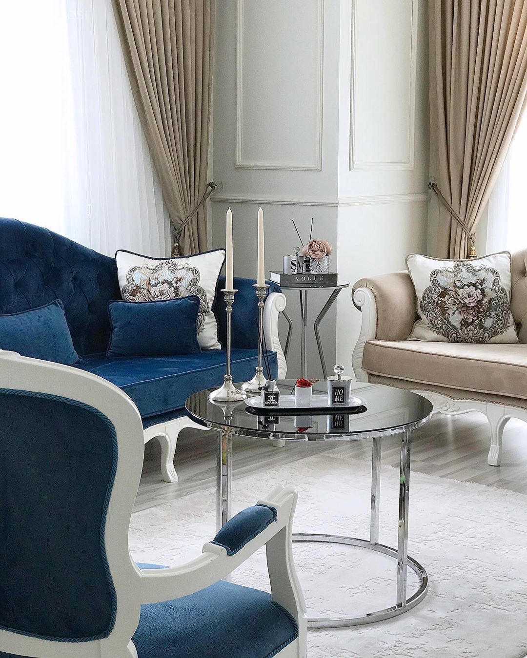 Salon, Parlament mavisi, Beyaz, Vizon, Siyah, Fon perde, Perde, Tül perde, Koltuk takımı, Berjer, Halı, Salon halısı, Metal ayaklı sehpa, Sehpa, Yuvarlak sehpa, Duvar çıtalama, Şamdan, Ev Aksesuar, Mum