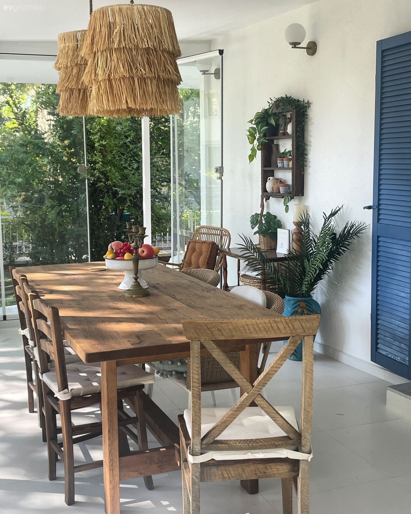 İçi 80 M2 Olan Bu Dikili Yazlığının Bahçesi Ayrı Bir Ev Kadar!