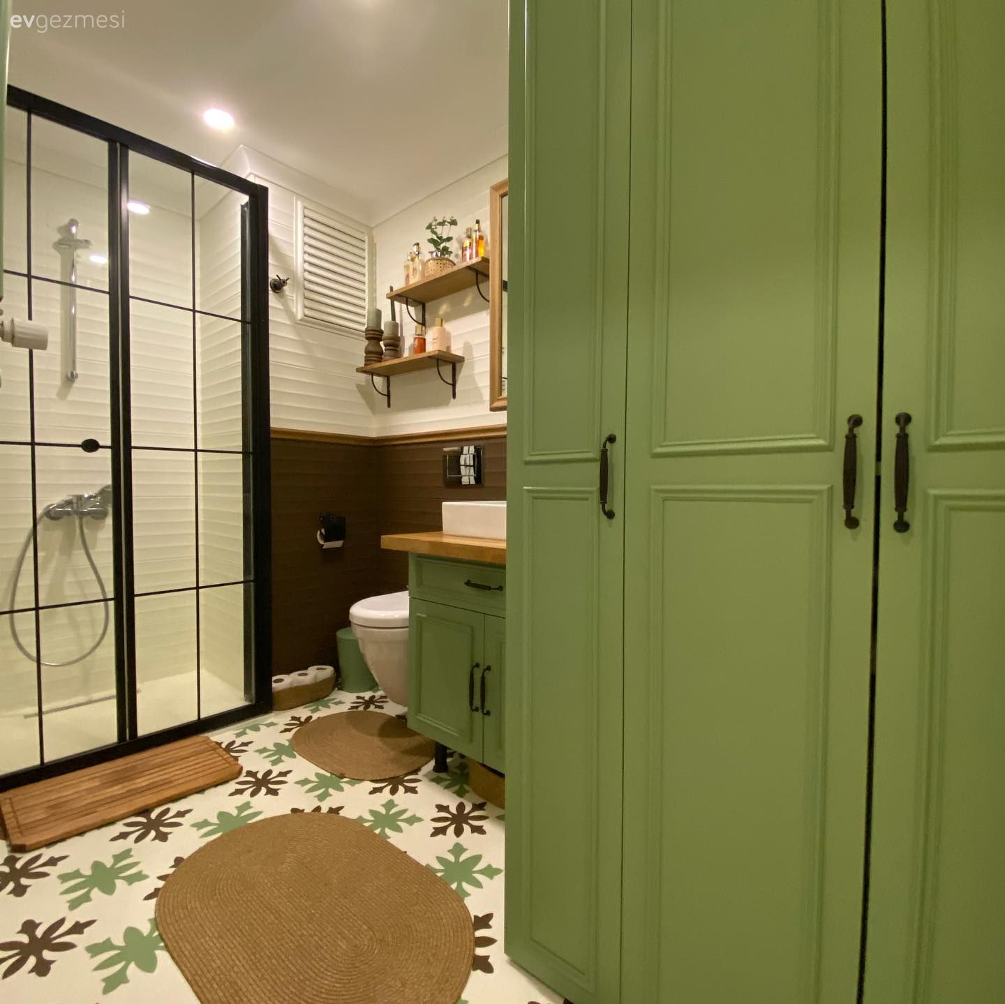 Yeşil ve Kahverengiyle Yenilenen Bu Banyo Adeta Doğanın Yansıması!