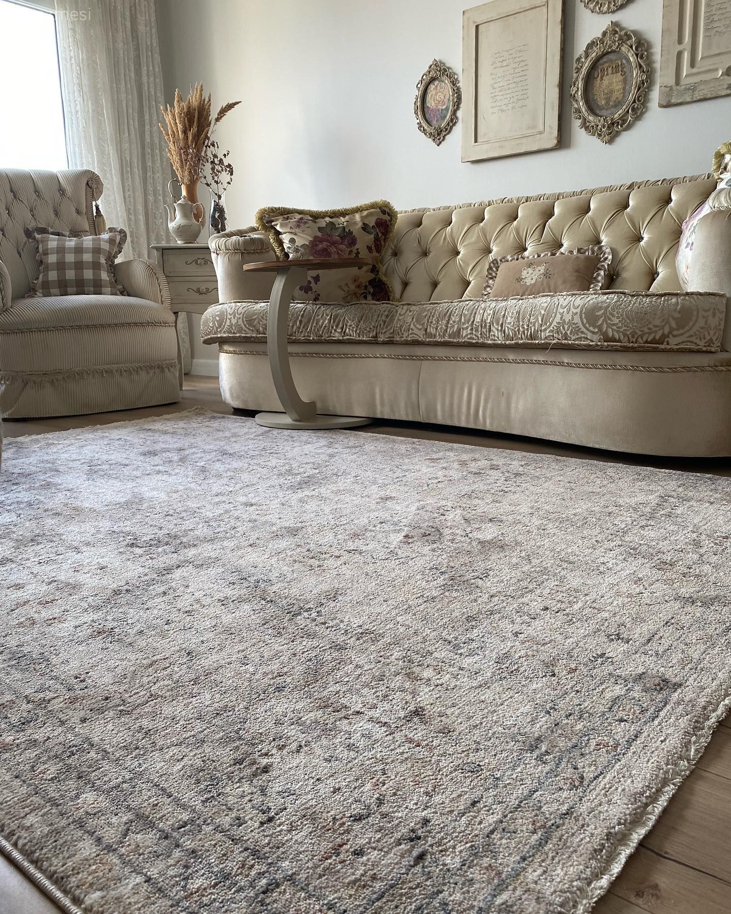 Salon, Klasik, Vizon, Bej, Krem, Koltuk takımı, Berjer, Kapitoneli koltuk, Duvar dekorasyonu, Yan sehpa, Sehpa, Halı, Salon halısı, Dekoratif Objeler, Tül perde, Perde, Kırlent, Ev tekstili