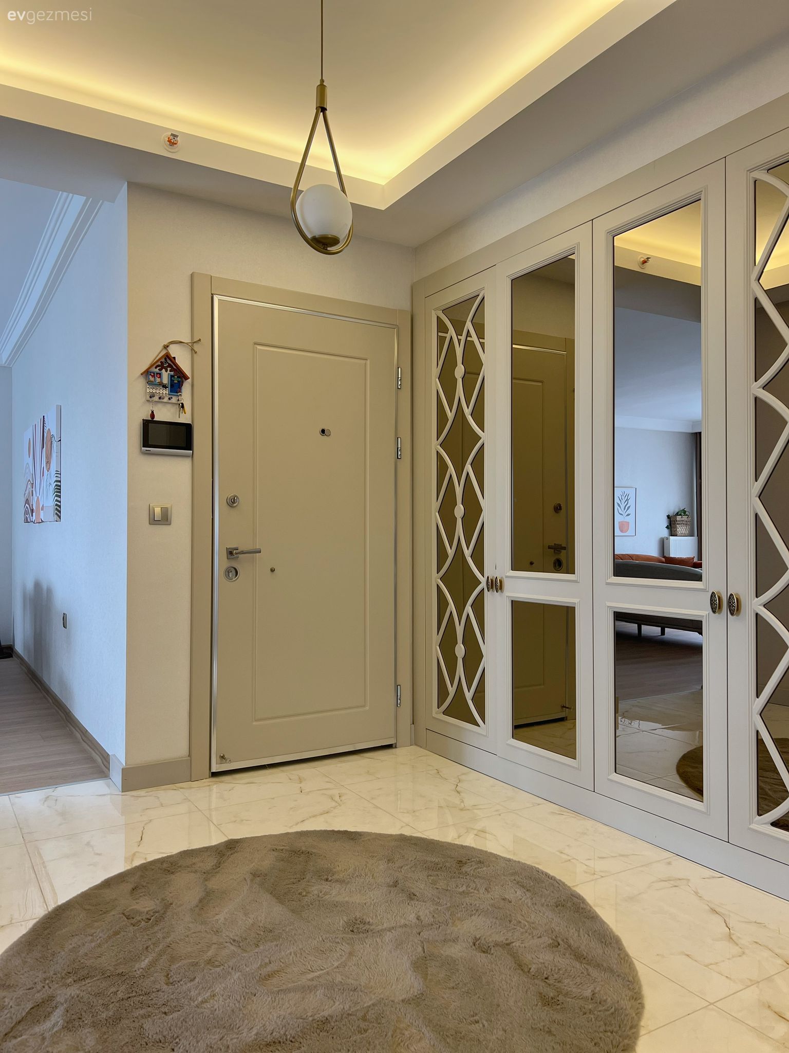 Bu Ankara Evi Beyazlıktan Ferahlık Turuncudan da Neşe Almış