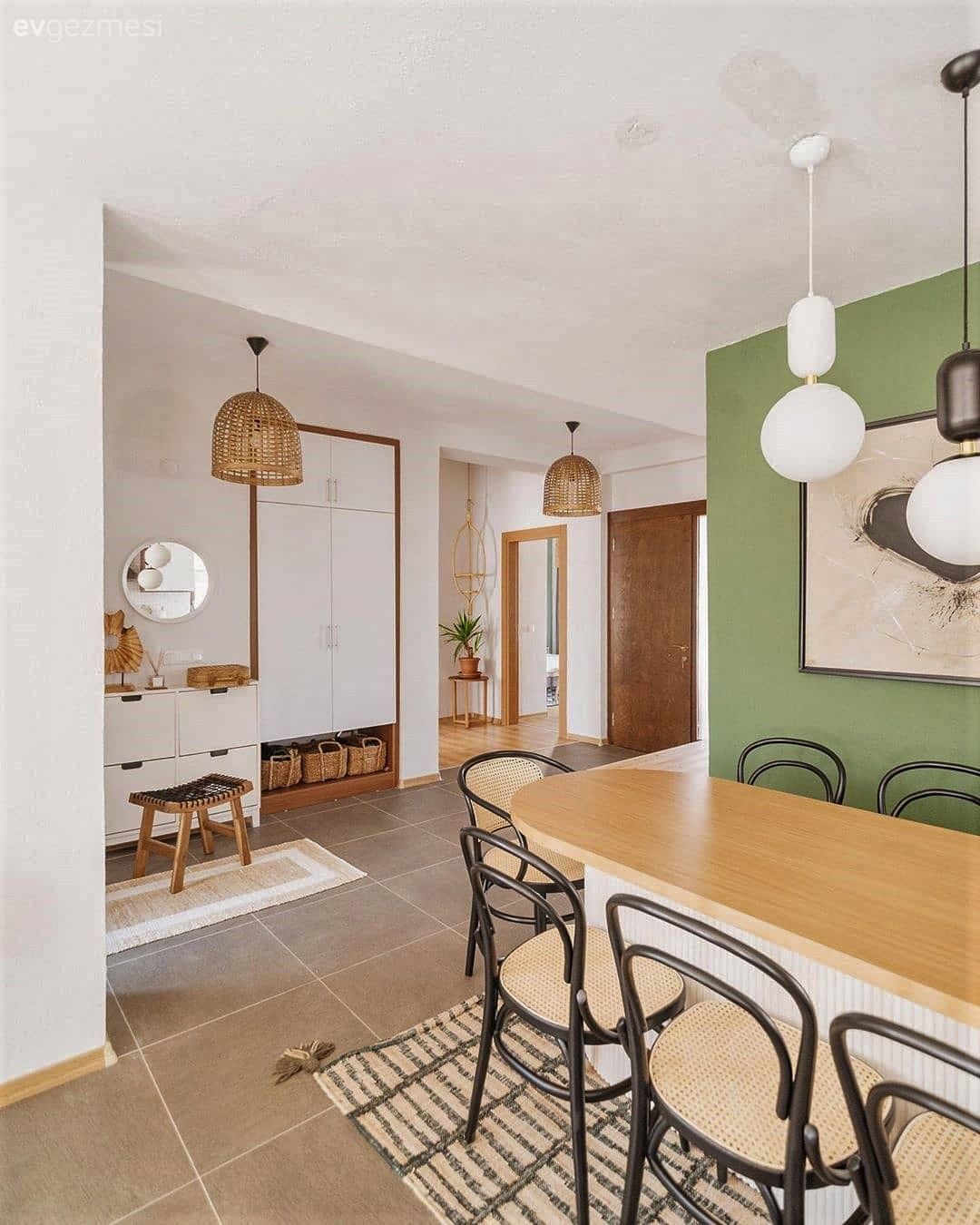 Yeşil duvar, Tablo, Duvar dekorasyonu, Sandalye, Hasır sandalye, Beyaz, Ahşap Mobilya, Avize, Aydınlatma, Hasır avize, Kilim, Halı, Açık konsept yaşam alanı