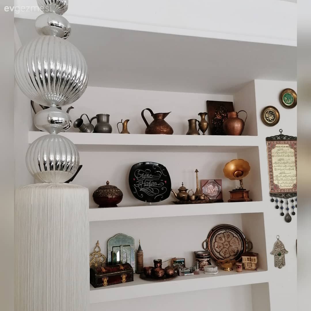 Salon, Duvar dekorasyonu, Beyaz, Bank, Şamdan, Ev Aksesuar, Duvar rafı, Dekoratif Objeler, Metal ayaklı sehpa, Sehpa, Bakır