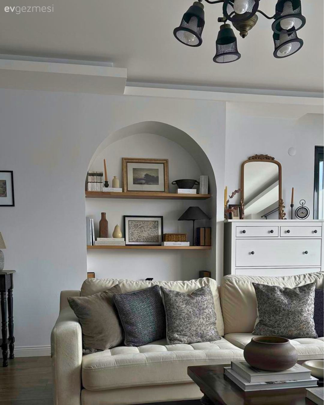 Salon, Bohem Dekorasyon, Krem, Bej, Koltuk takımı, Dekoratif Objeler, Kırlent, Ev tekstili, Orta sehpa, Sehpa, Duvar Nişleri, Çerçeve, Halı, Dresuar, Ayna, Vintage