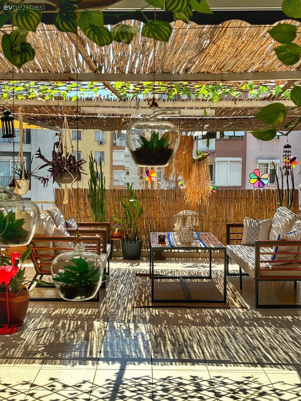 Apartmana Bağlı Bu Antalya Terasında Bali Esintileri Hakim