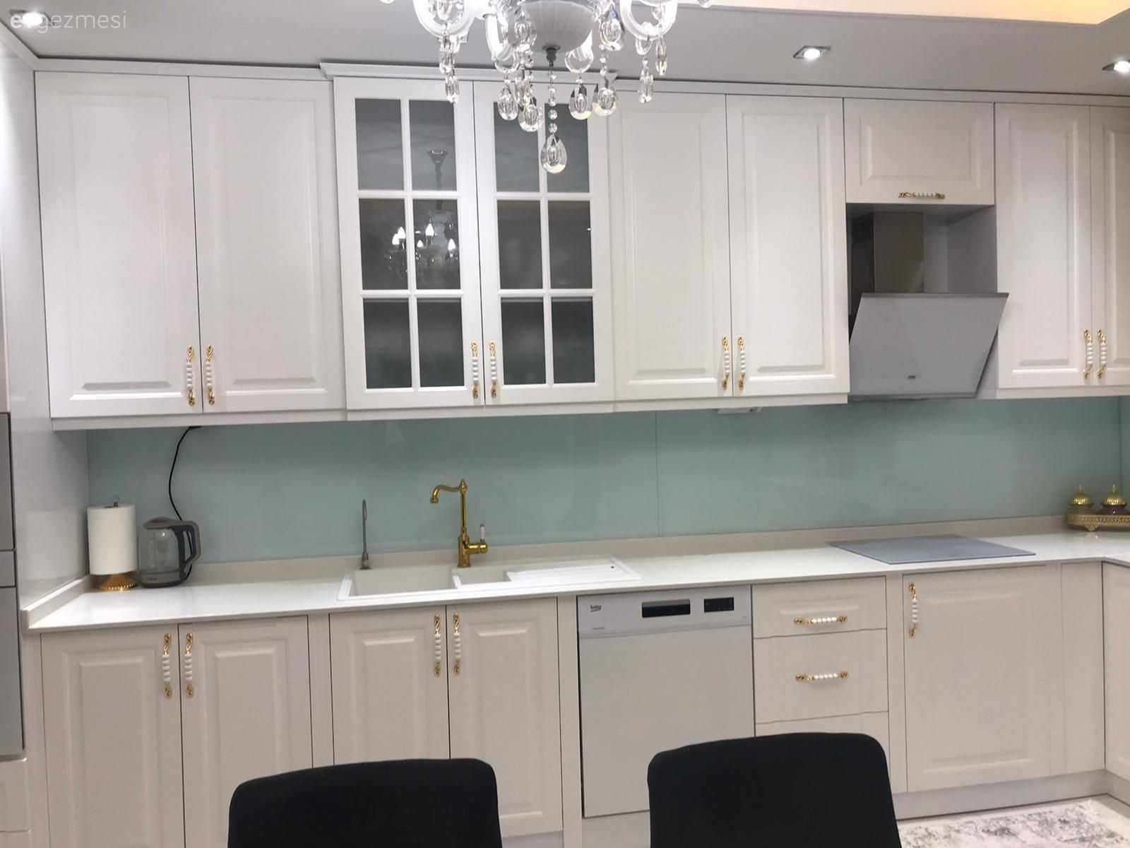 Mutfak, Beyaz, Altın, Klasik, Mutfak tezgahı, Beyaz mutfak, Mutfak tezgah arası, Tezgah arası cam, Davlumbaz, Spot aydınlatma, Aydınlatma, Mutfak Avize Modelleri
