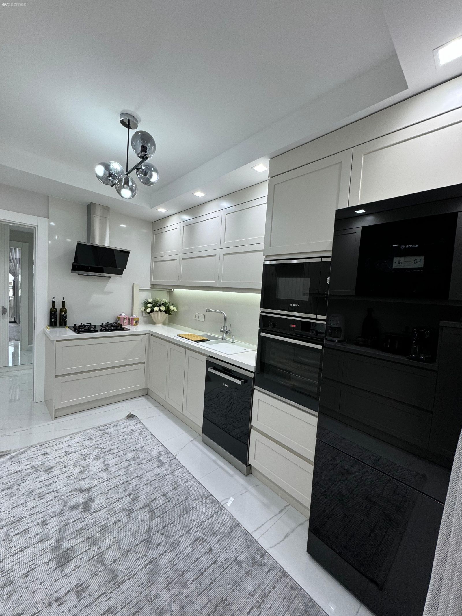 Mutfak, Modern mutfak, Beyaz, Bej, Siyah, Shaker kapaklı dolaplar, Mutfak tezgahı, Mutfak tezgah arası, Ankastre, Mutfak halısı, Spot aydınlatma, Aydınlatma, Davlumbaz, Mutfak zemin seramikleri