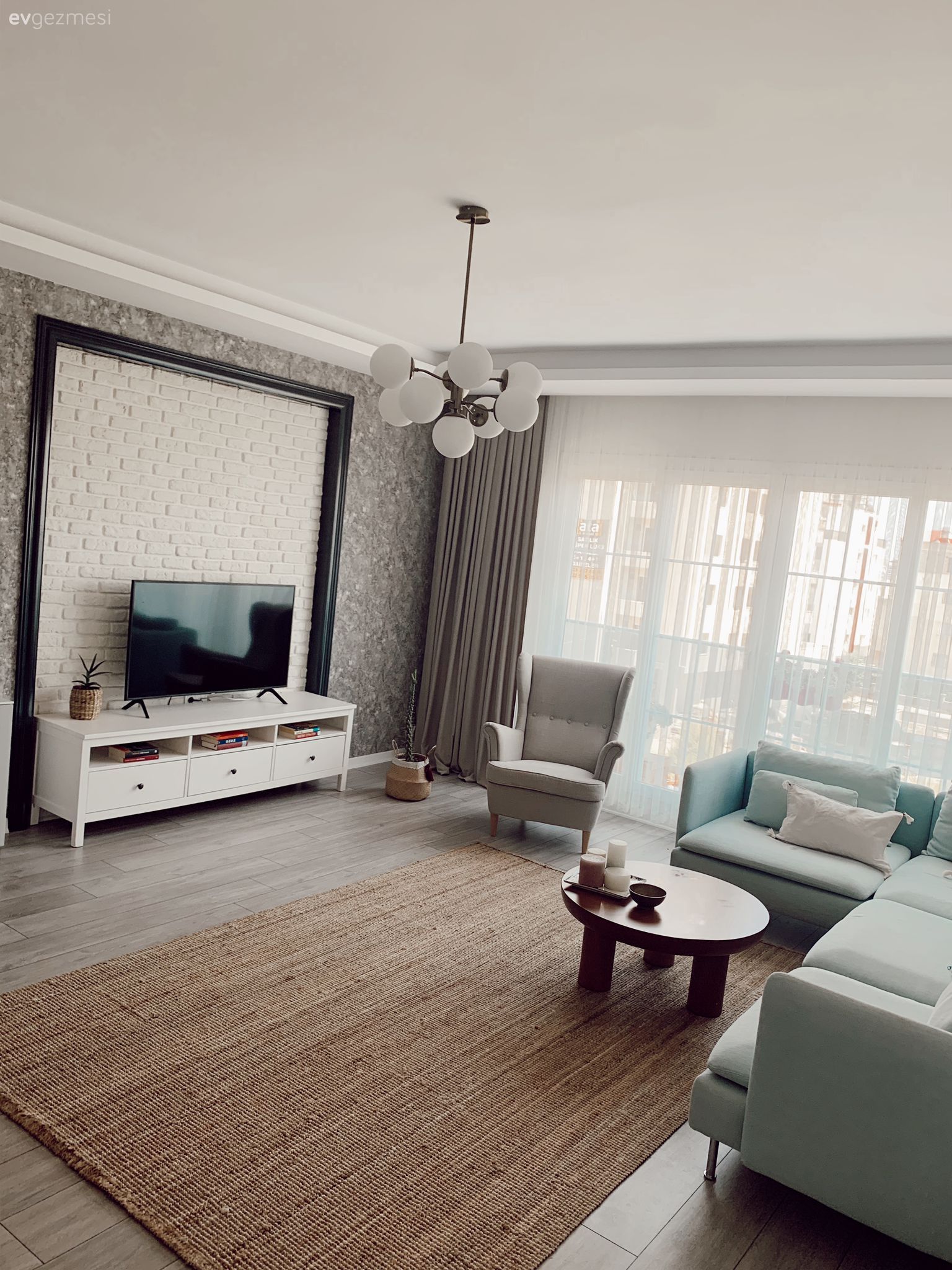 Salon, Bohem Dekorasyon, Köşe koltuk, Koltuk takımı, Kahverengi, Jüt halı, Halı, Beyaz, Orta sehpa, Sehpa, Tv ünitesi, Tv ünitesi aksesuarları, Ev Aksesuar, Fon perde, Perde, Tül perde, Yuvarlak sehpa, Avize, Aydınlatma, Salon avizesi