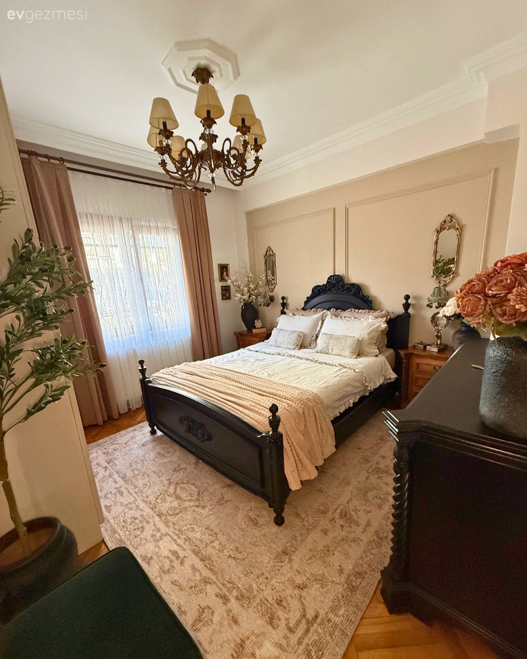 Yatak Odası, Country, Ahşap Mobilya, Masif ahşap, Duvar çıtalama, Yatak başlığı, Fon perde, Perde, Yatak örtüsü, Avize, Aydınlatma, Yatak odası avizesi, Halı, Salon halısı, Dekoratif Objeler