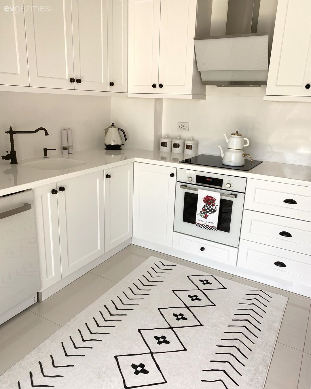 Mutfak, Beyaz mutfak, Siyah, Geometrik desen, Desenler, Shaker kapaklı dolaplar, Mutfak tezgahı, Mutfak tezgah arası, Mutfak halısı, Davlumbaz, Mutfak masası, Sandalye, Ankastre, Cam Ankastre