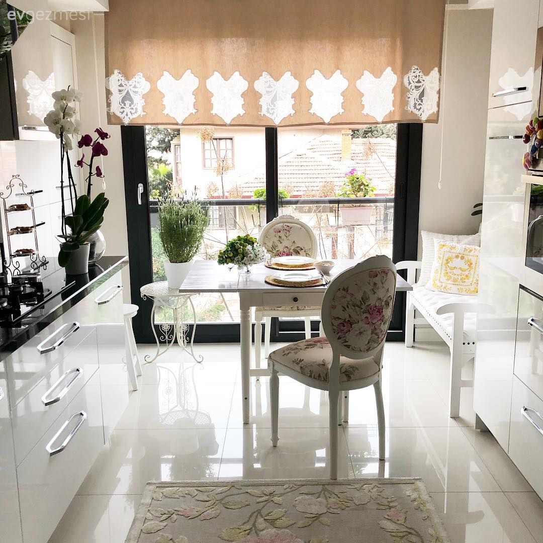 Mutfak, Country mutfak, Beyaz, Pudra pembe, Çiçekli desen, Desenler, Siyah, Mutfak tezgahı, Mutfak tezgah arası, Ankastre, Mutfak halısı, Mutfak zemin seramikleri, Mutfak masası, Sandalye, Bank, Mutfak perdesi, Mutfak aksesuarları, Çiçekler, Orkide