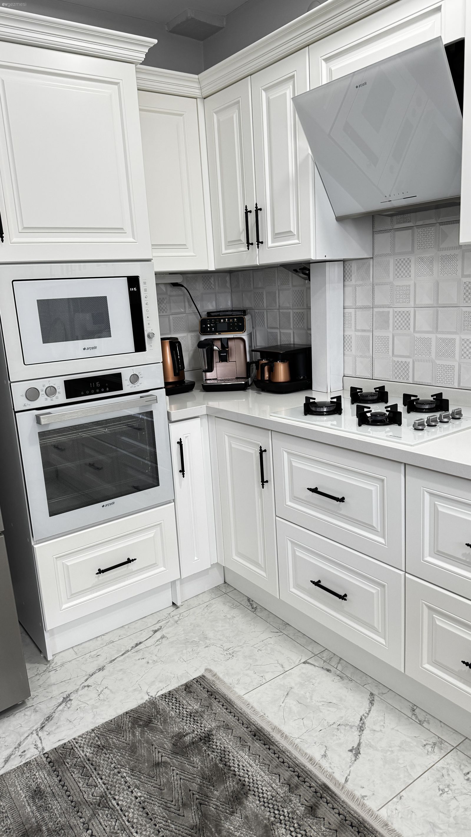 Beyaz, Shaker kapaklı dolaplar, Mutfak, Mutfak tezgahı, Mutfak tezgah arası, Ankastre, Davlumbaz, Tezgah arası seramik, Mutfak halısı