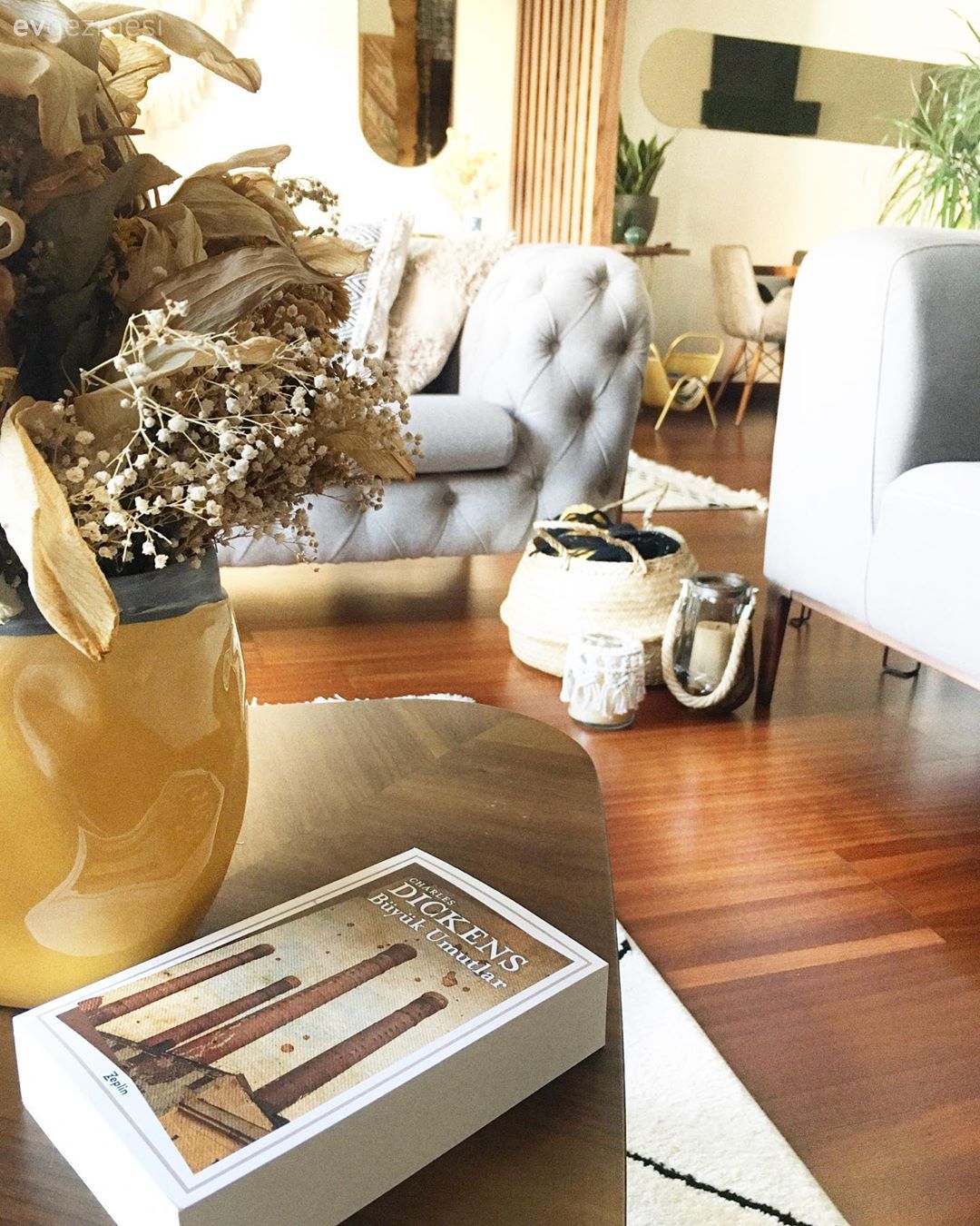 Salon, Orta sehpa, Sehpa, Sehpa üstü aksesuarı, Ev Aksesuar, Vazo, Çiçekler, Koltuk takımı, Krem, Beyaz