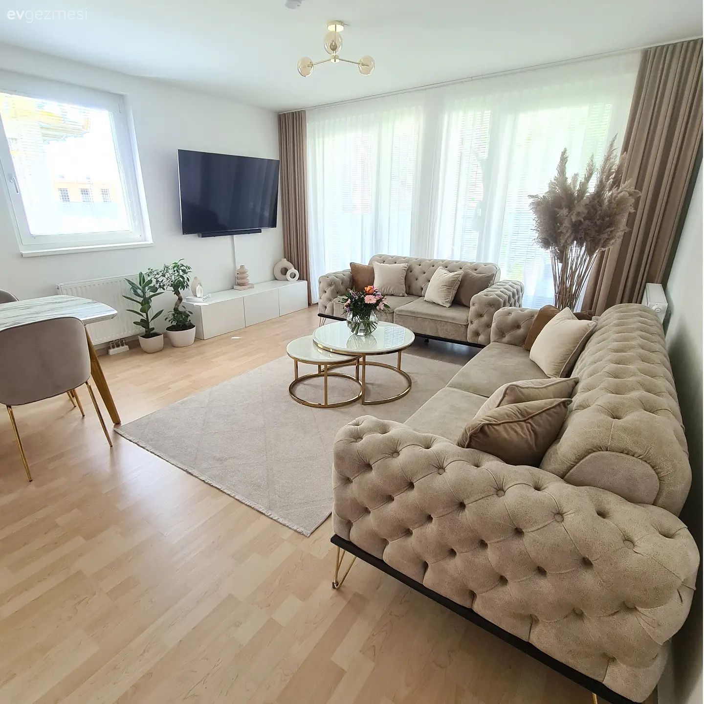 Bu Evde Açık ve Nötr Tonlar Altın Vurgularıyla Belirginlik Kazanmış!