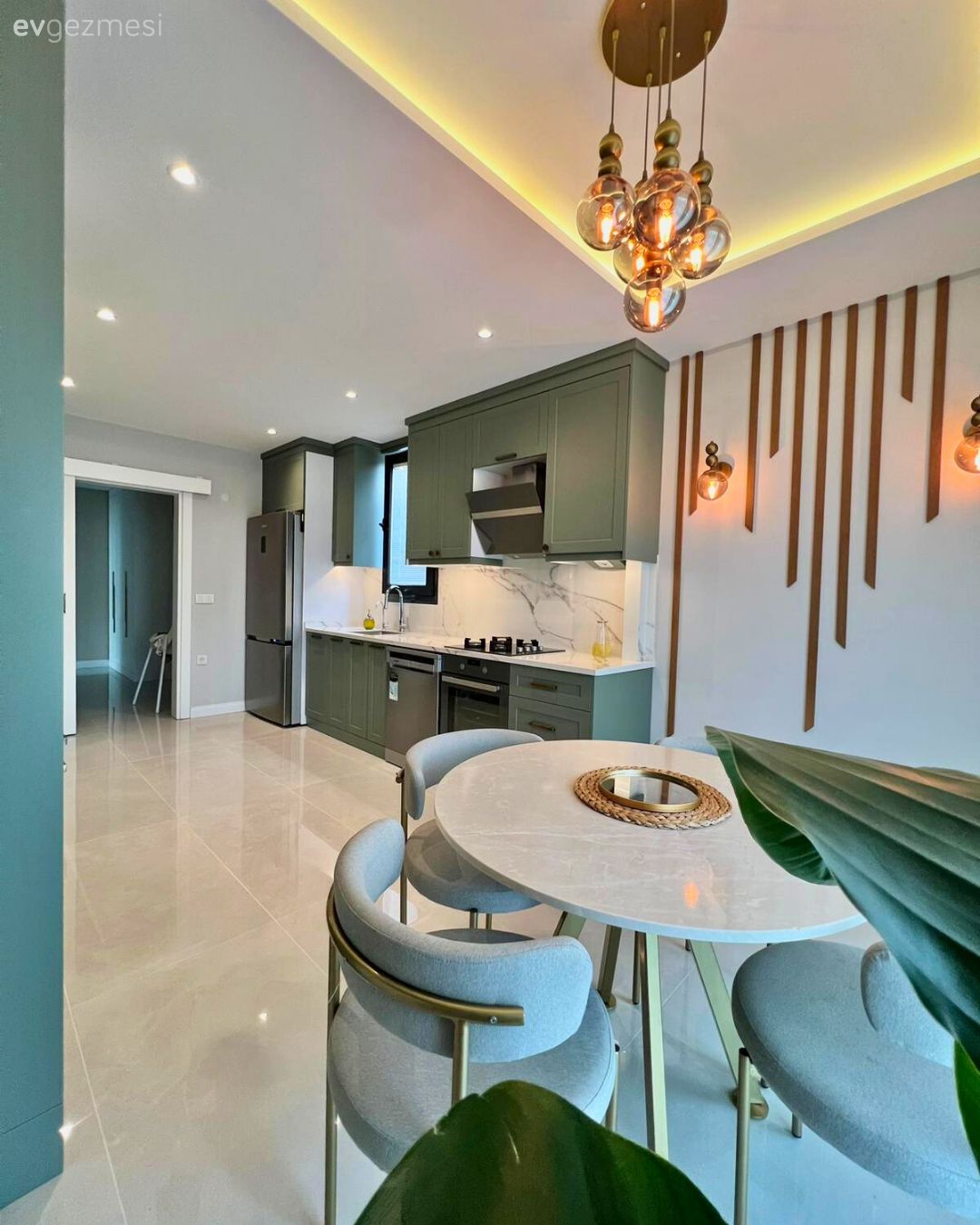 Mutfak, Modern, Yeşil, Yeşil mutfak, Beyaz, Bej, Koridor tipi mutfak, Mutfak tezgahı, Mutfak tezgah arası, Porselen tezgah, Ankastre, Kahve köşesi, Mutfak masası, Sandalye, Mutfak sandalyesi, Mutfak aksesuarları, Mutfak Avize Modelleri, Spot aydınlatma, Aydınlatma, Duvar çıtalama, Altın