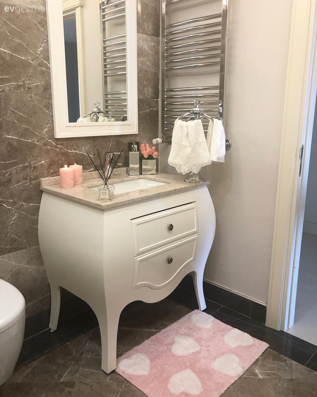 Banyo, Banyo dolabı, Beyaz, Pembe, Banyo aynası, Banyo seramikleri