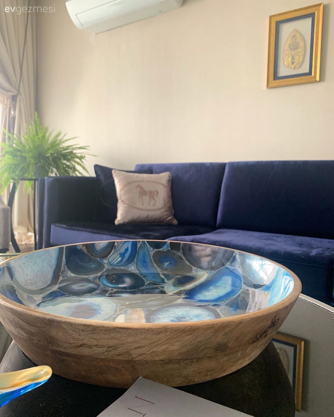 Salon, Büyük salon, Parlament mavisi, Gümüş, Krem, Koltuk takımı, Modern klasik, Orta sehpa, Sehpa, Kırlent, Ev tekstili, Saksı, Fon perde, Perde, Tül perde, Tablo, Duvar dekorasyonu, Sehpa üstü aksesuarı, Ev Aksesuar, Dekoratif Objeler, Ev bitkisi